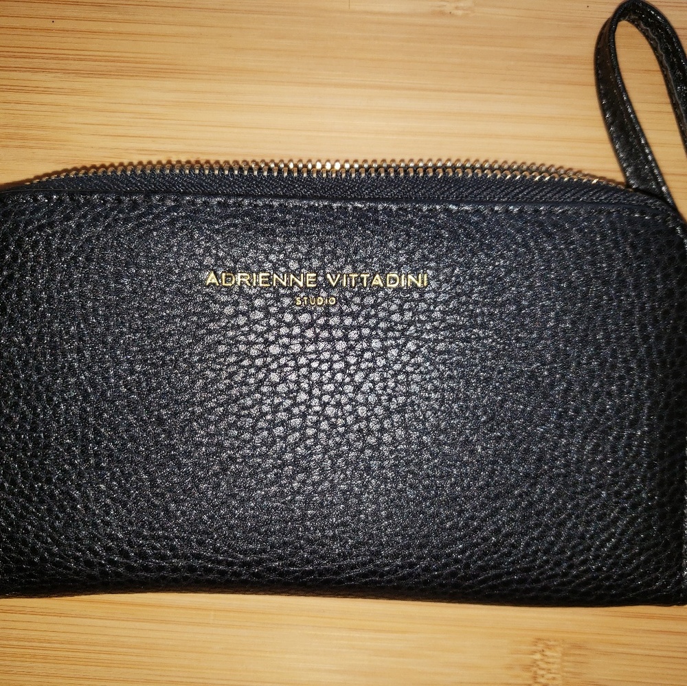 Adrienne Vittadini Charging Wallet